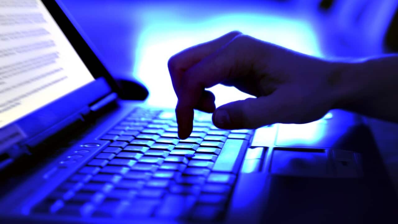 كيفية التعرف على عمليات الاحتيال عبر الإنترنت وهل يمكن أن نحمي أنفسنا من سرقة البيانات الشخصية | SBS Arabic