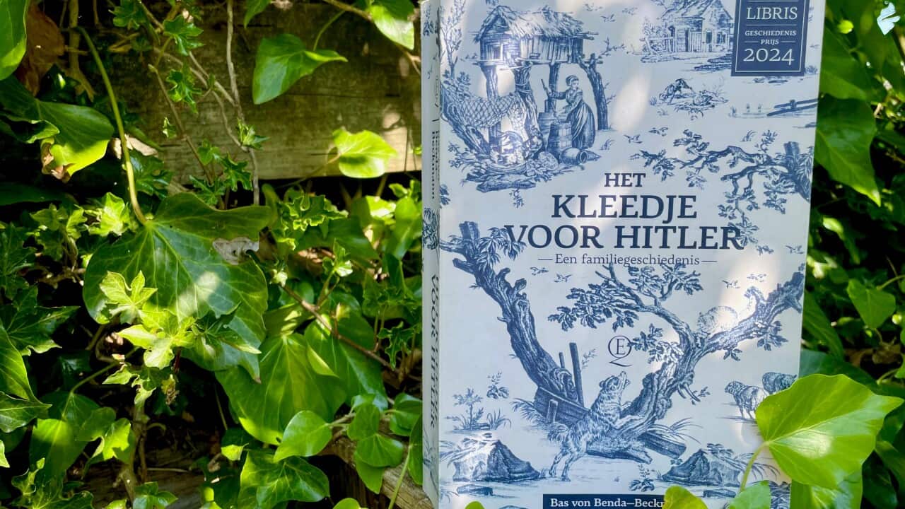 Astrid kleedje Hitler.jpg