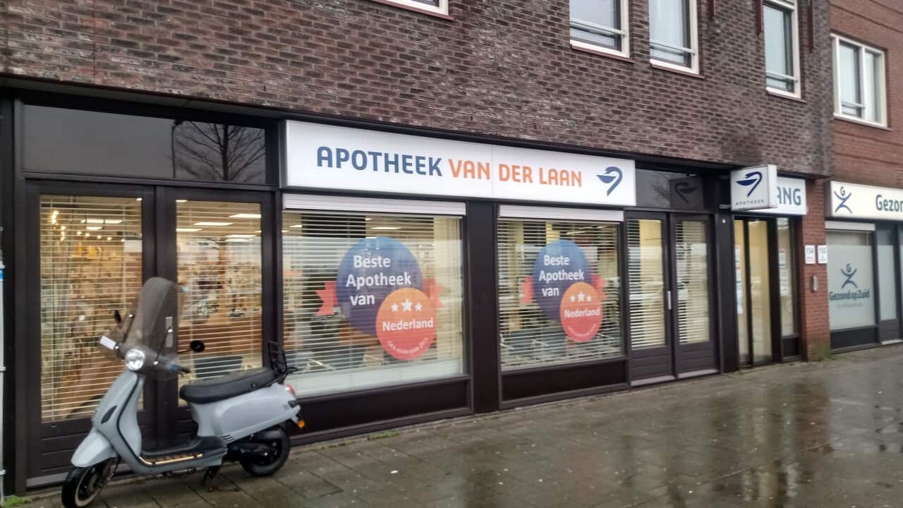 Apotheek_van_der_Laan,_Feijenoord,_Rotterdam_(2021)_01.jpg