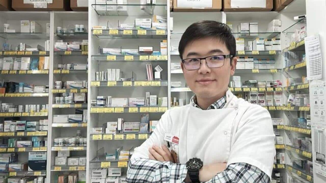 华人社区药剂师Mason Tian接受了新培训，这让许多华人长者第一次意识到“在药房也能看病”。