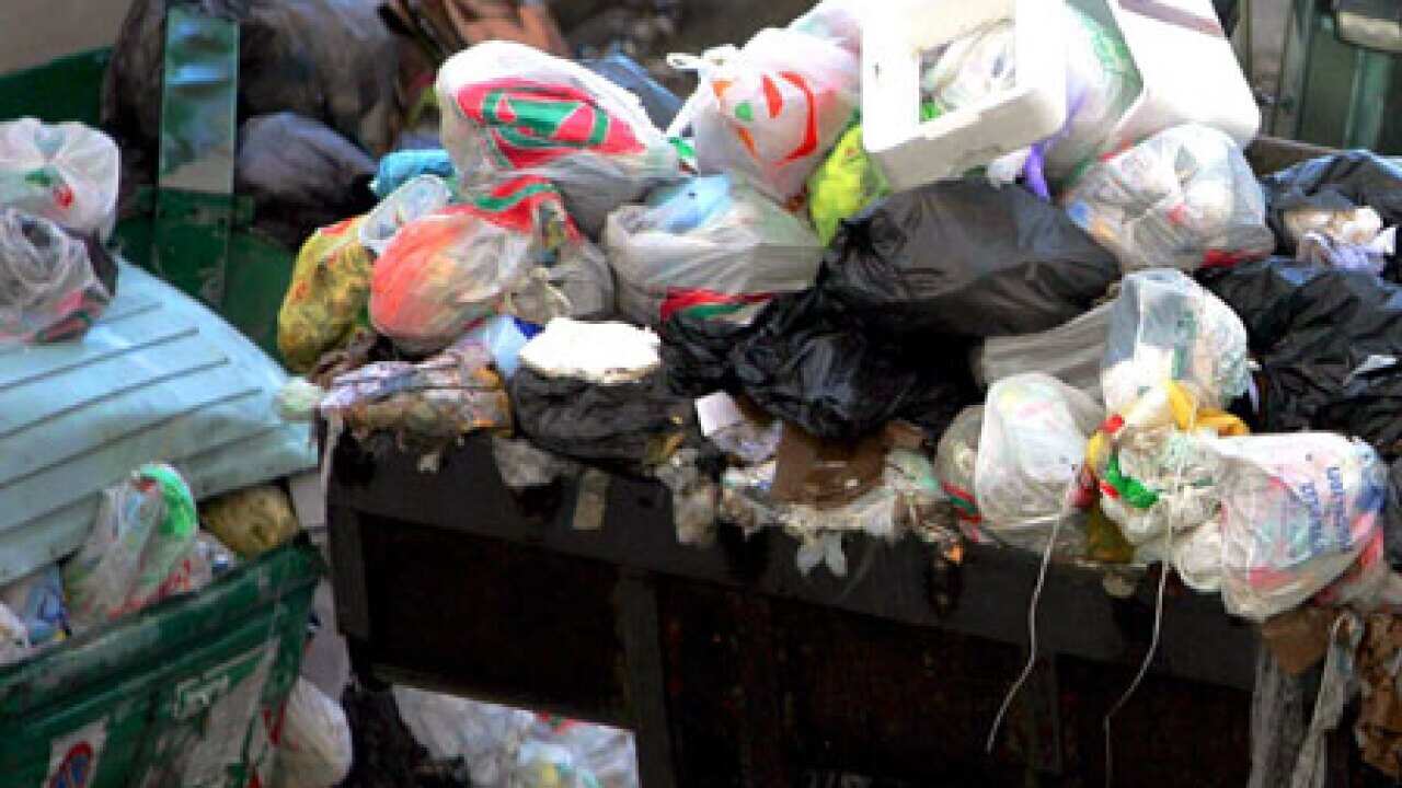 rubbish_waste_tractor_090828_B_epa_672252876