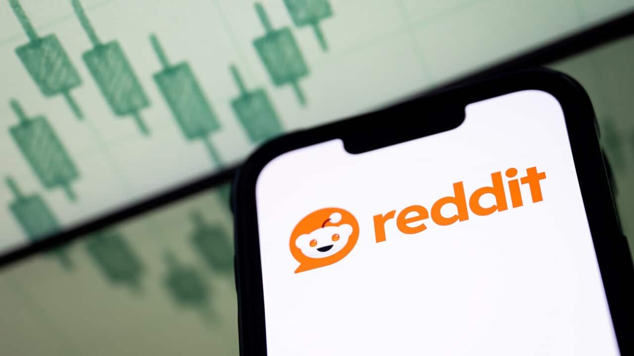 POL: Logos displayed on smartphones in Poland