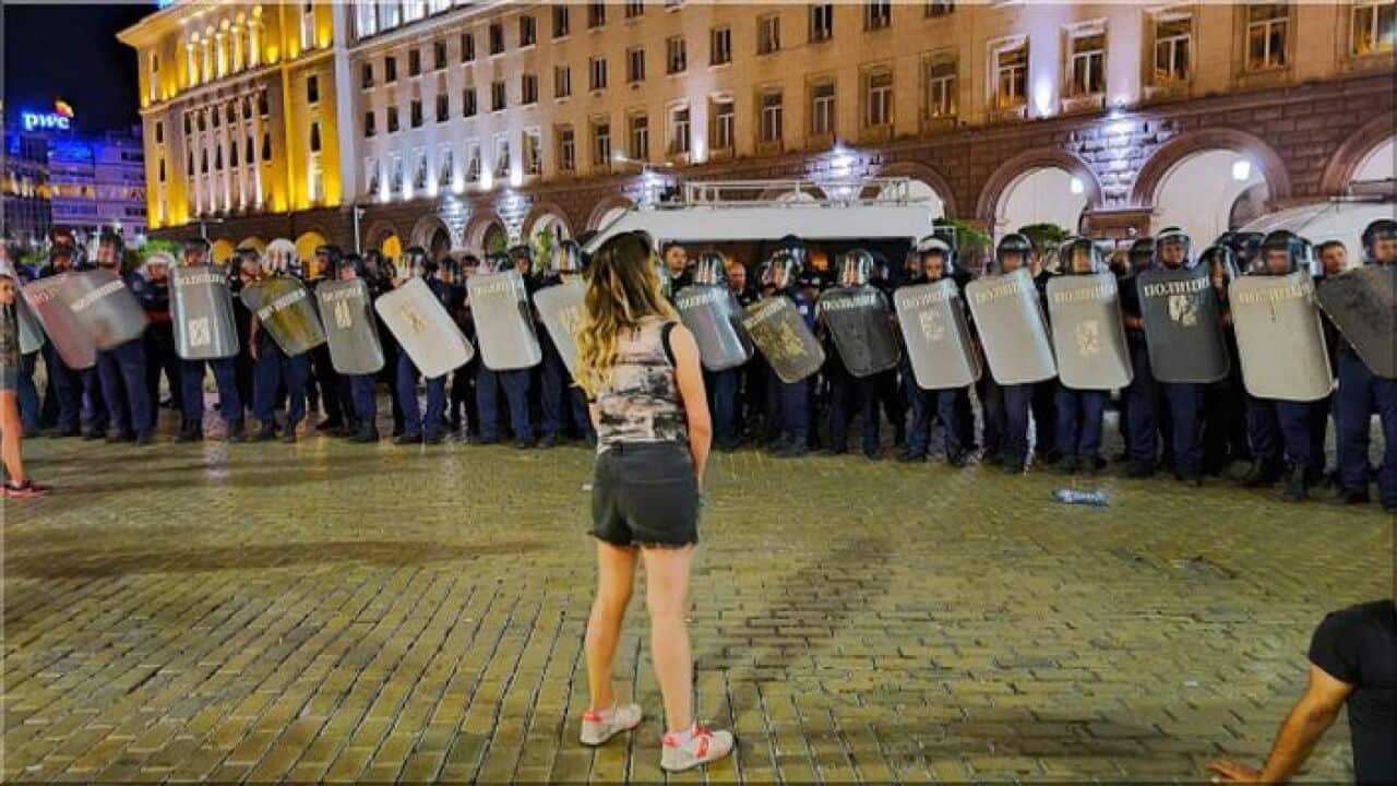 Протестите не могат да бъдат спрени от полицейски кордони.
