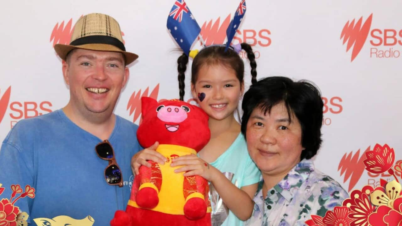 Khách vui Xuân chụp hình lưu niệm tại gian hàng SBS trong Hội chợ Tết Sandown 2019