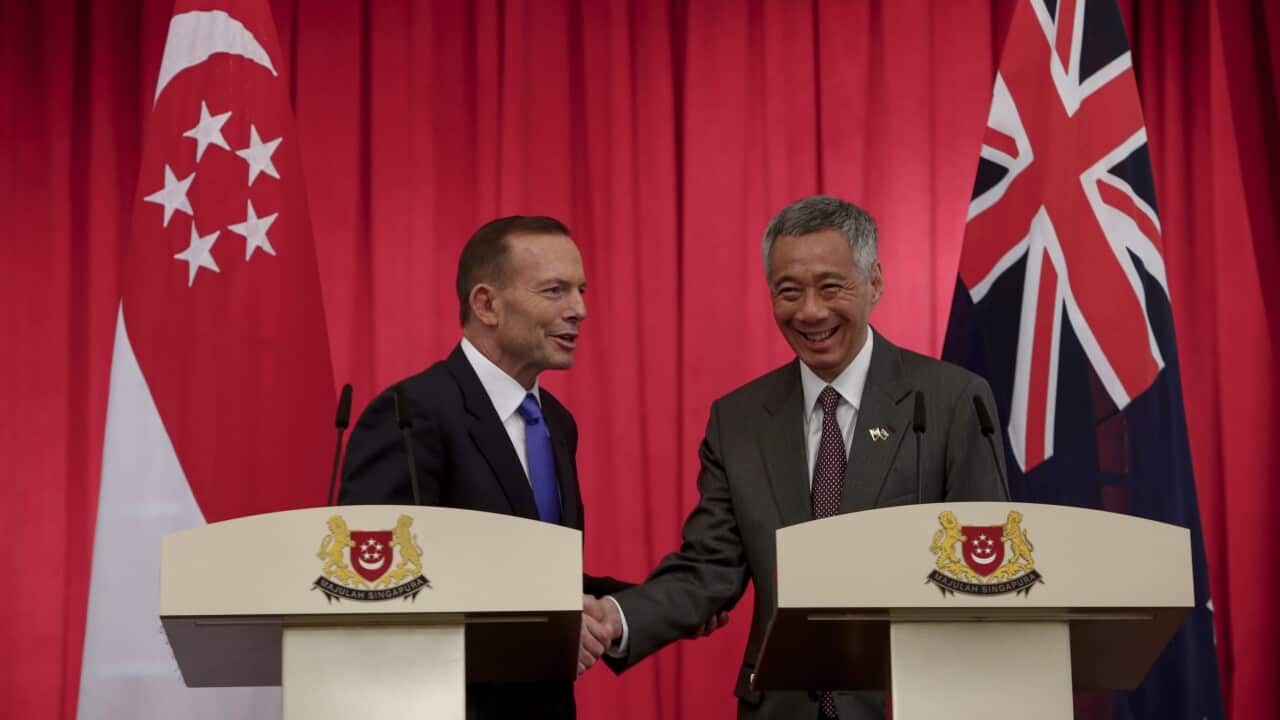 Australian Prime Minister Tony Abbott (L) and Singapore Prime Minister Lee Hsien Loong