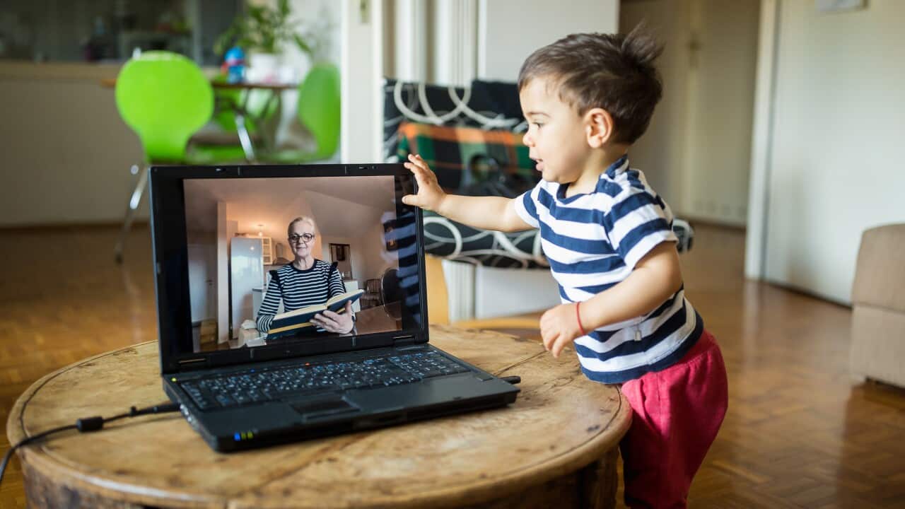 Ông bà kể chuyện cho cháu qua các cuộc gọi video.