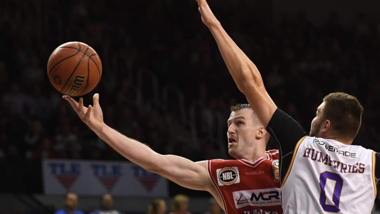 Andrew Ogilvy of the Hawks beats Isaac Humphries of the Kings to score