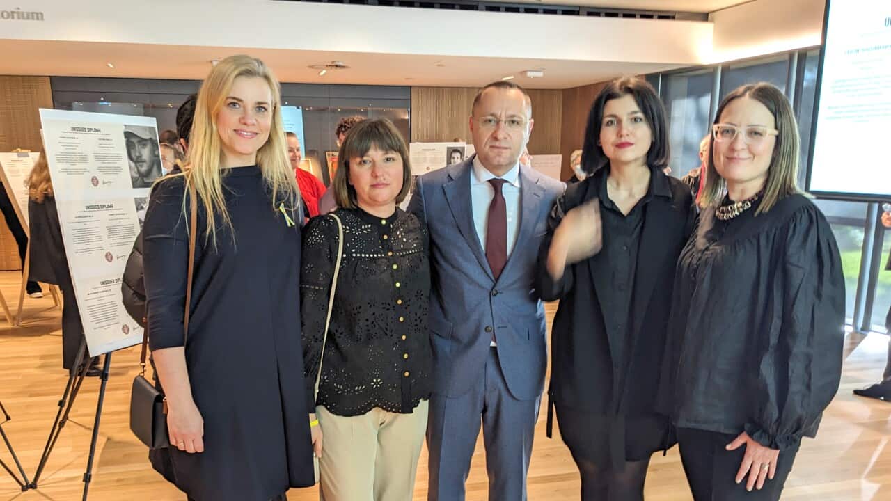 Організатори виставки в Сіднеї (зліва на право) Ольга Вороніна, Олена Кулик, посол України в Австралії Василь Мирошниченко, інтерн посольства Яна Мохончук, викладач університету Сіднею доктор Ольга Бойчак.jpg