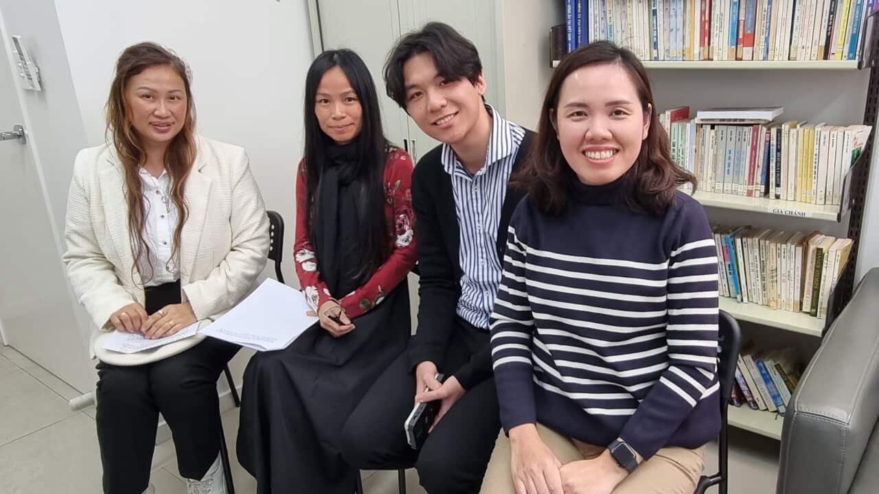 01 - (từ trái) cô Carol Devine, cô Chi Nguyễn, anh Vinh Đào và cô Viên Trương.jpg