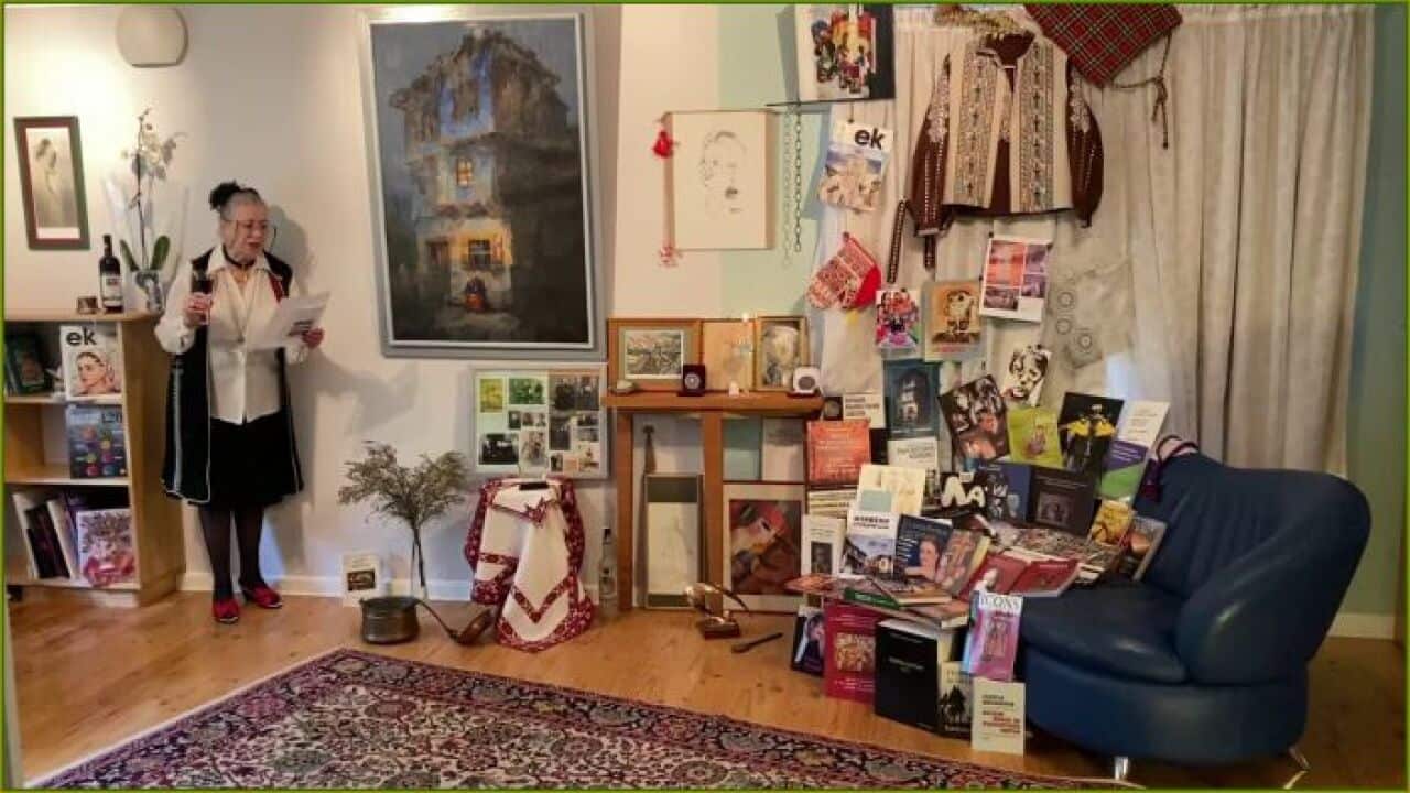 Д-р. Мария Стайкова в дома си в Канбера. 