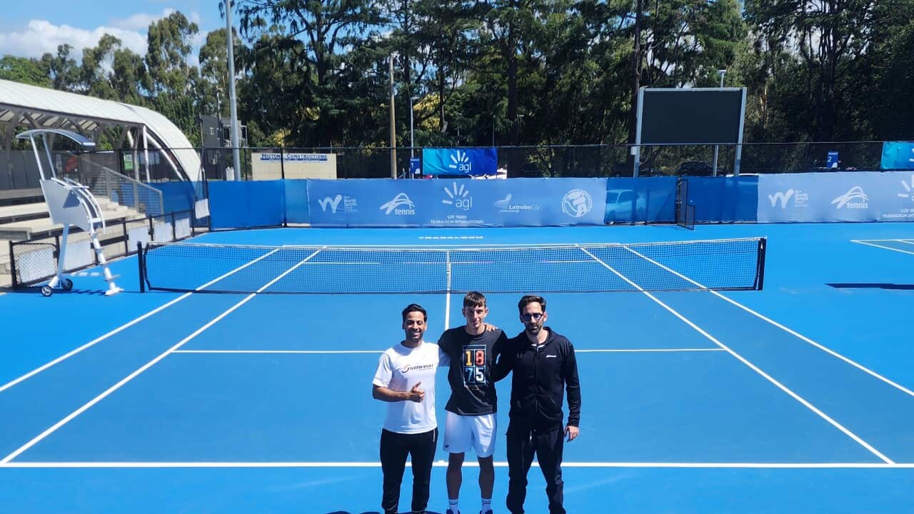 Από αριστερά, ο Ελληνοαυστραλός προπονητής της αντισφαίρισης Βασίλης Αναγνώστου (από τη Μελβούρνη), ο Οδυσσέας Γελαδάρης και ο προπονητής του, Παναγιώτης Λαμπρόπουλος