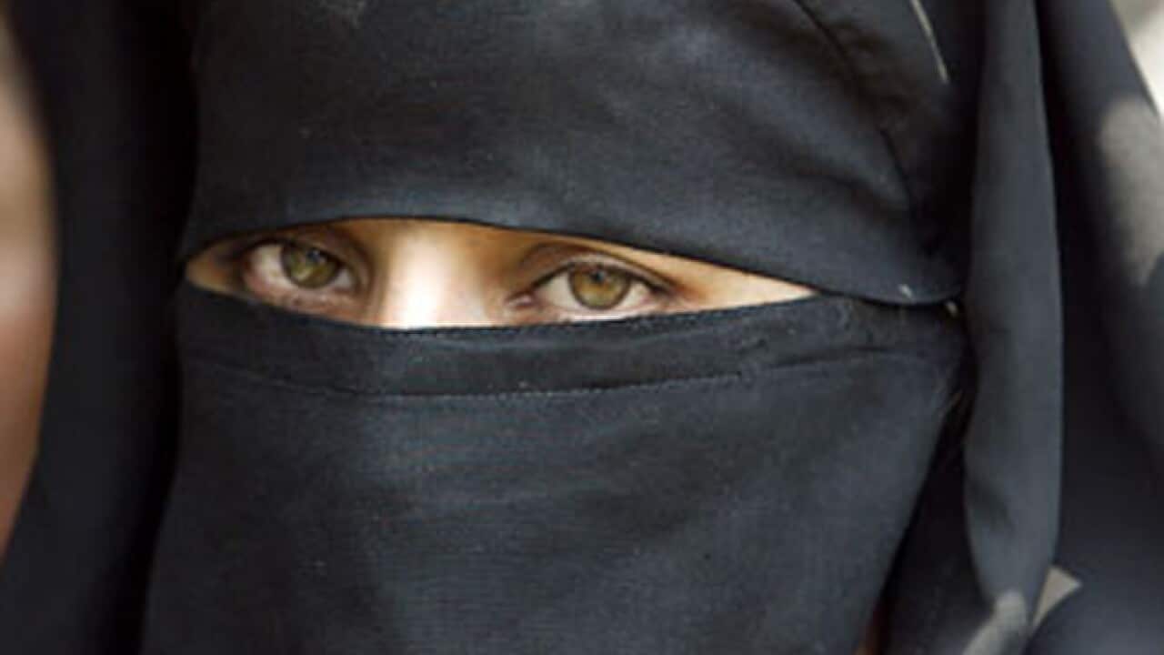 hijab_pakistan_100304_B_AP_607859792