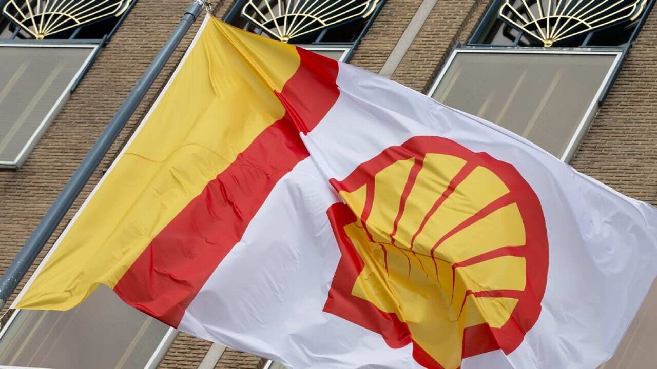 A white flag with a yellow and red Shell logo.