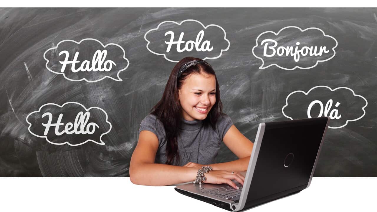 Niña aprendiendo idiomas.