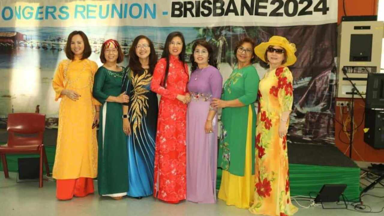 04 - Chị Nguyễn Bạch Yến (thứ 3 từ trài) và chị Trần Thị Kim Huệ (thứ 3 từ phải).jpg