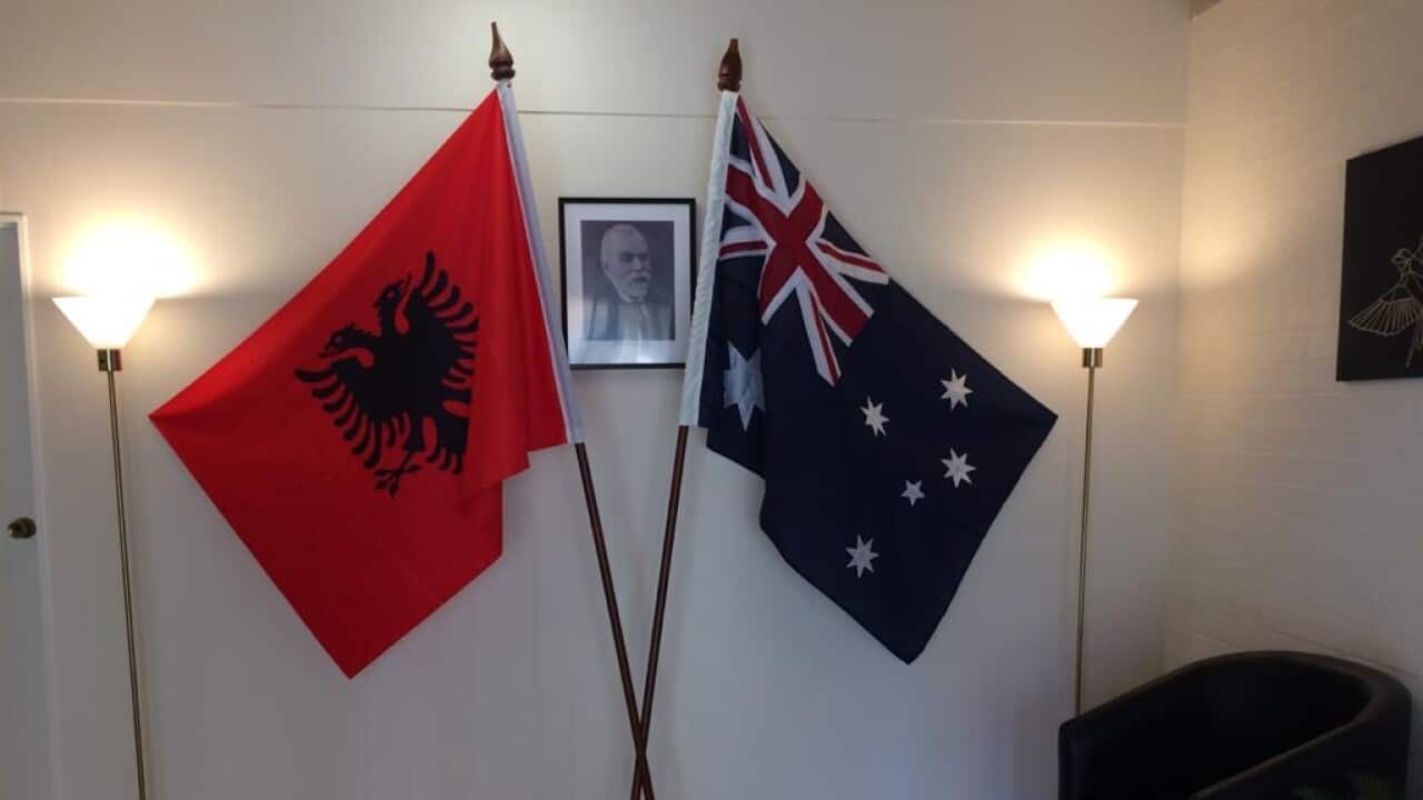 Flamuri i Shqiperise dhe ai Australian ne Ambasadene Reublikes se Shqiperise ne Kanberra