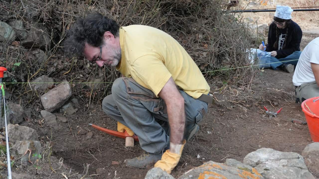 Il professore di storia medioevale alla Monash University Guy Geltner in un sito archeologico in Sardegna.