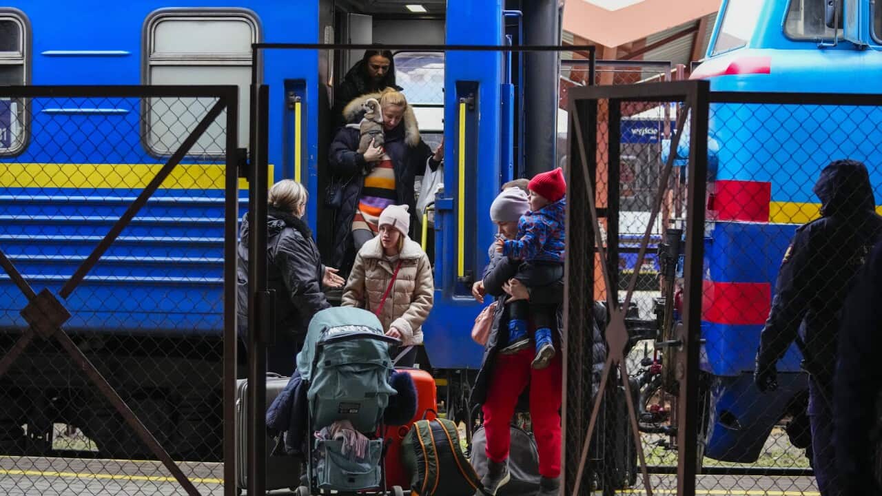 Menschen, die vor dem Konflikt aus der benachbarten Ukraine fliehen, kommen am Bahnhof Przemysl in Polen an.
