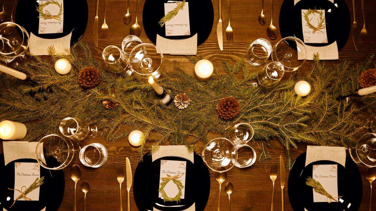 Una tavola imbandita per Natale.