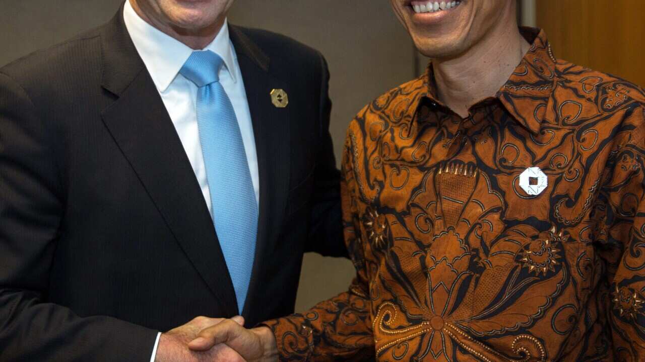 ustralian Prime Minister Tony Abbott (L) and Indonesian President Joko Widodo (R) shaking hands prior to the bilateral meeting ahead of the start of G20 in Brisbane