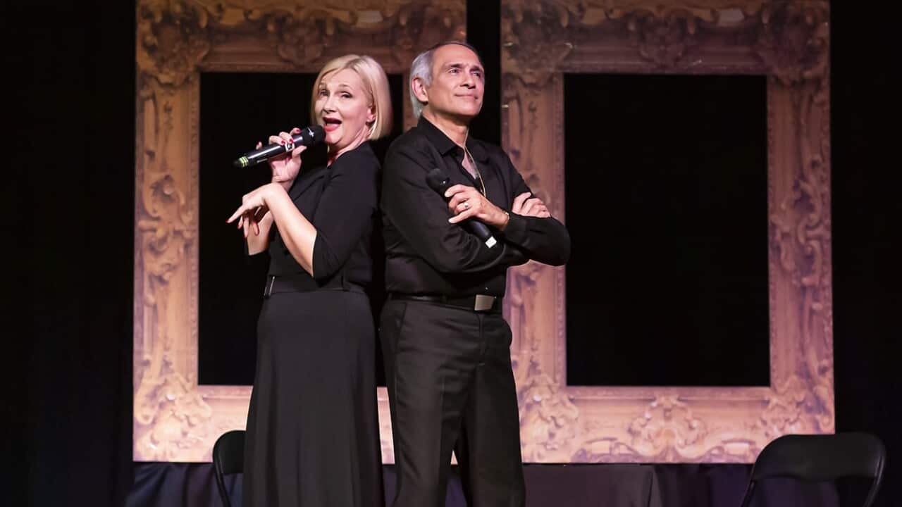 Milko est accompagné  d'une chanteuse française qui a pour difficile mission de d'interpréter des chansons d'Edith Piaf