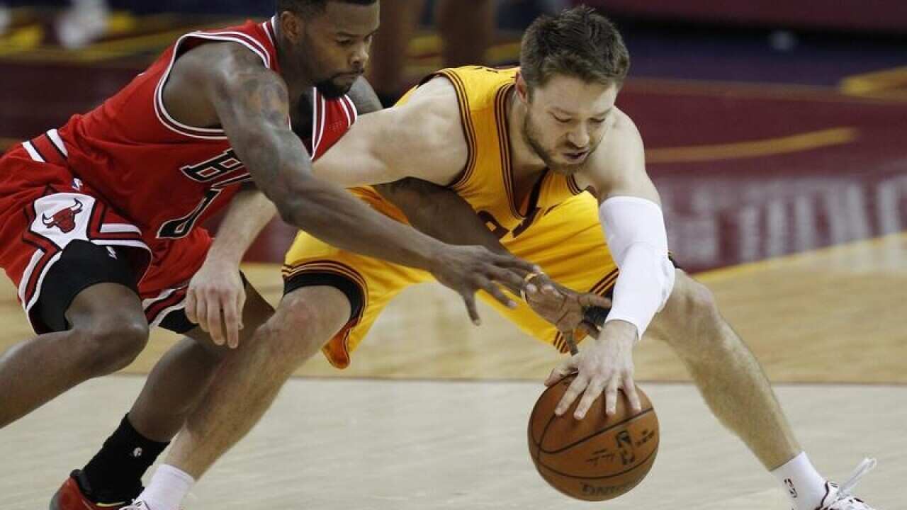 Aaron Brooks (L) of the Chicago Bulls and Matthew Dellavedova