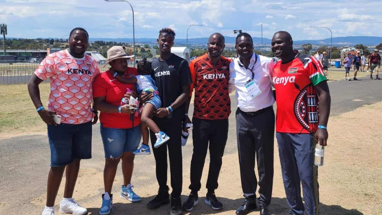 Allan (katikati) akiwa pamoja na wajumbe na mashabiki wa Kenya katika mashindano ya mbio za nyika za dunia mjini Bathurst, NSW, Australia.jpg