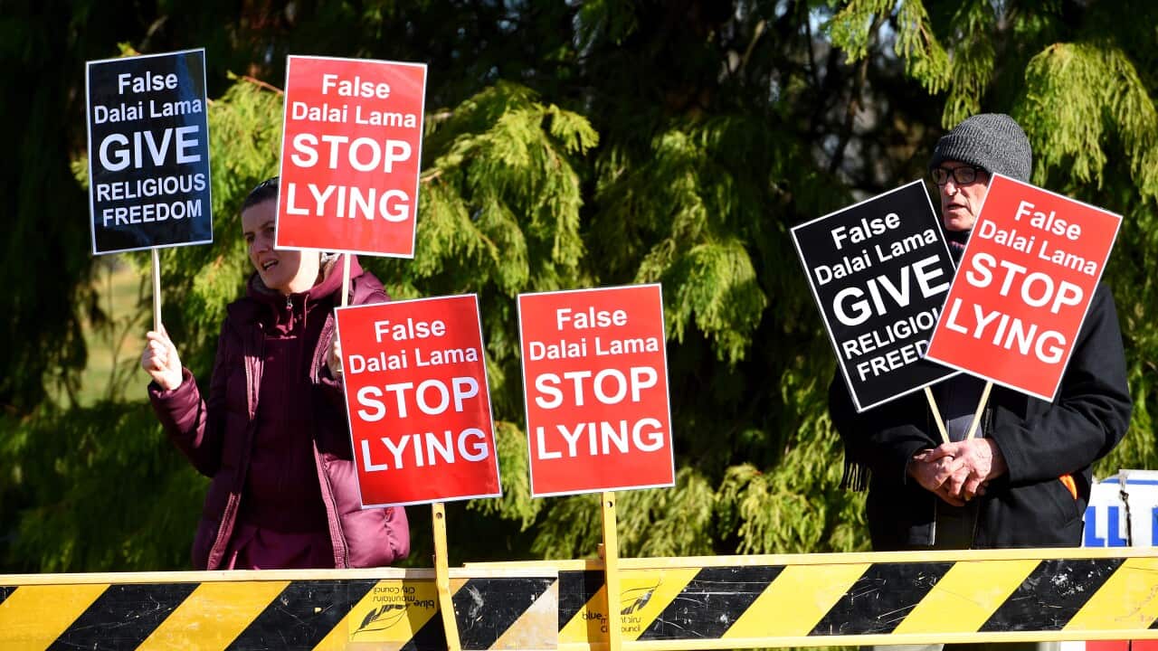 Protesters wait for the the Dalai Lama, near his hotel at Leura, in the Blue Mountains, west of Sydney, June 8, 2015. (AAP Image/Dan Himbrechts) 