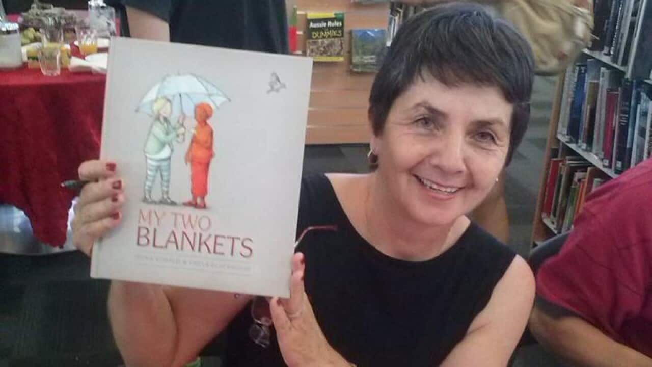 Irena Kobold mit ihrem Buch My Two Blankets