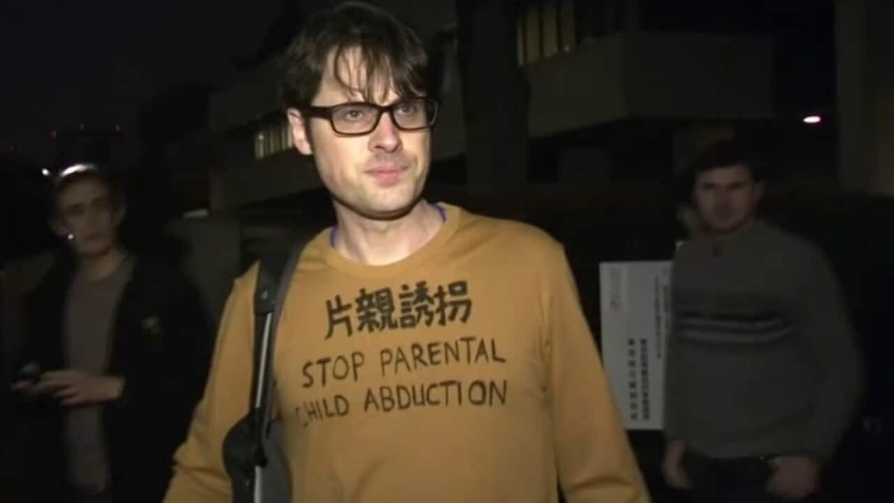 Scott McIntyre wore a top with "Stop Parental Child Abduction" written in English and Japanese as he left prison. 