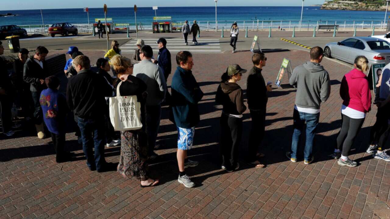 Voters que at a polling booth at Bondi Beach in Sydney, Saturday, Aug. 21, 2010. (AAP Image/Tracey Nearmy) NO ARCHIVING