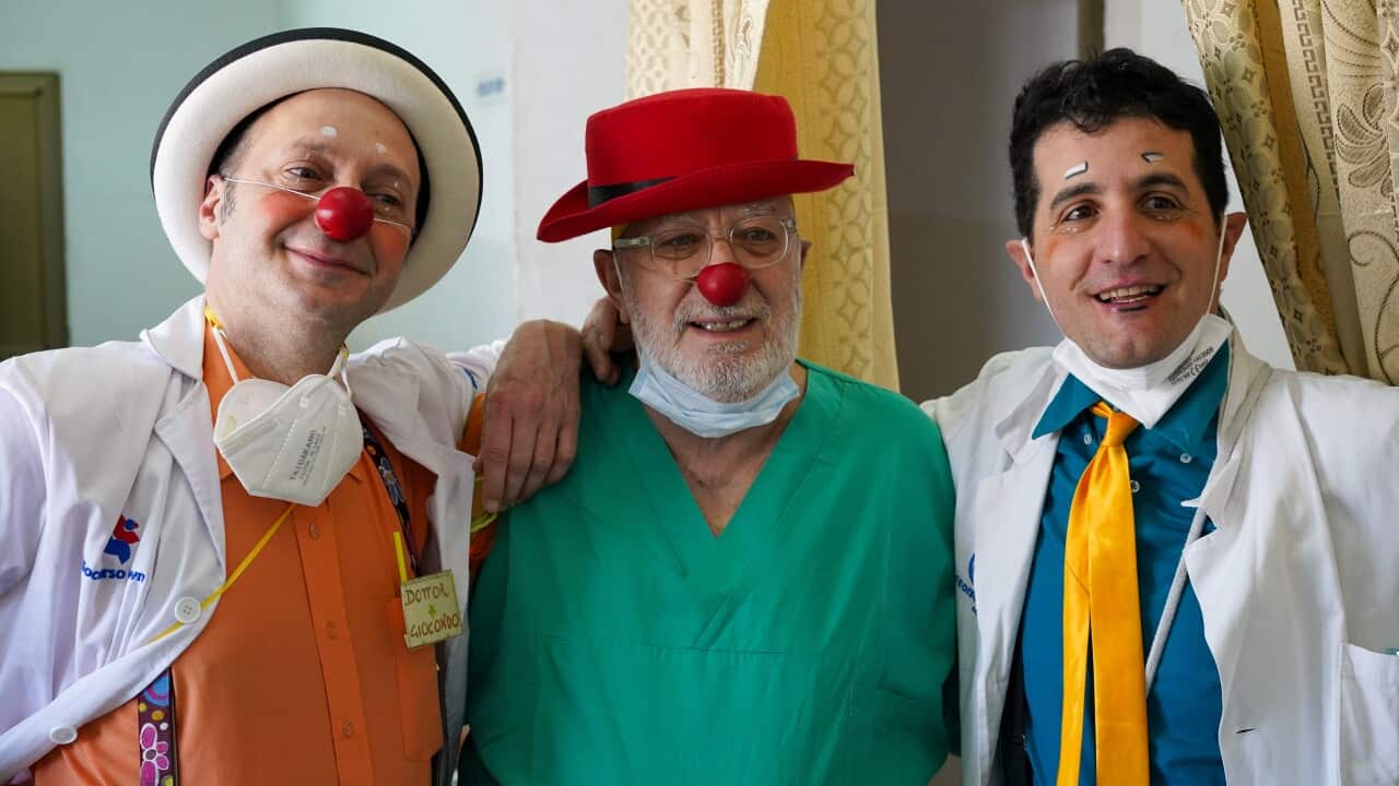 In centro, il professor Luigi Prosperi insieme a due terapisti del sorriso durante la missione di ortopedia pediatria e clownterapia ad Asmara, Eritrea.jpeg