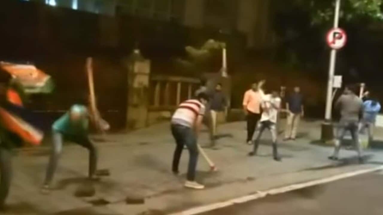 印度MNS抗议政府不作为而进行刨路