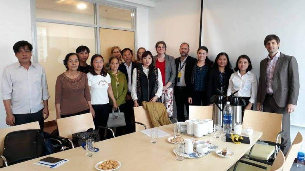 Bà Nguyễn Thị Lành (áo trắng thứ ba từ trái qua) cùng người nhà của những người của HAEDC gặp đại diện các lãnh sự quán các nước