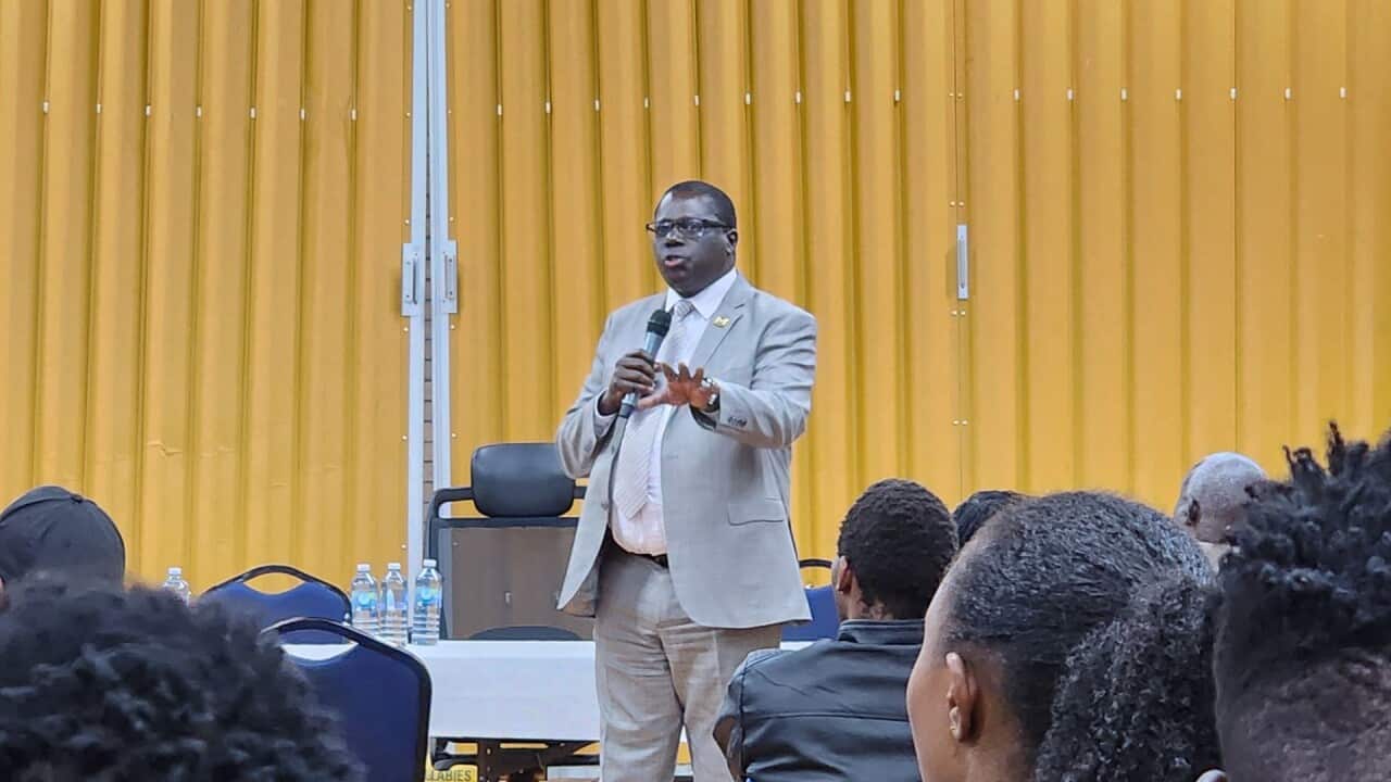 Mhe Balozi Dkt Wilson Kogo akizungumza na wanafunzi mjini Sydney.jpg