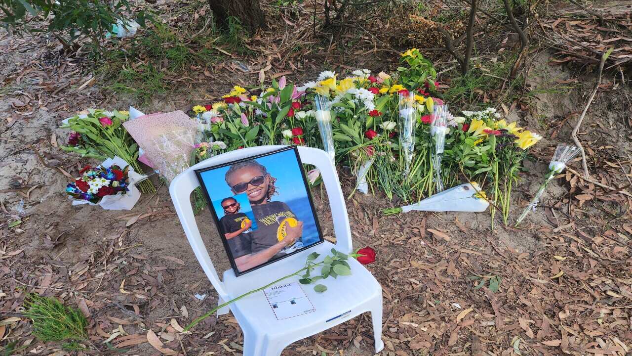 Jamaa na marafiki wa Sharon J Kigen waacha shada za maua katika sehemu ya ajali yake..jpg