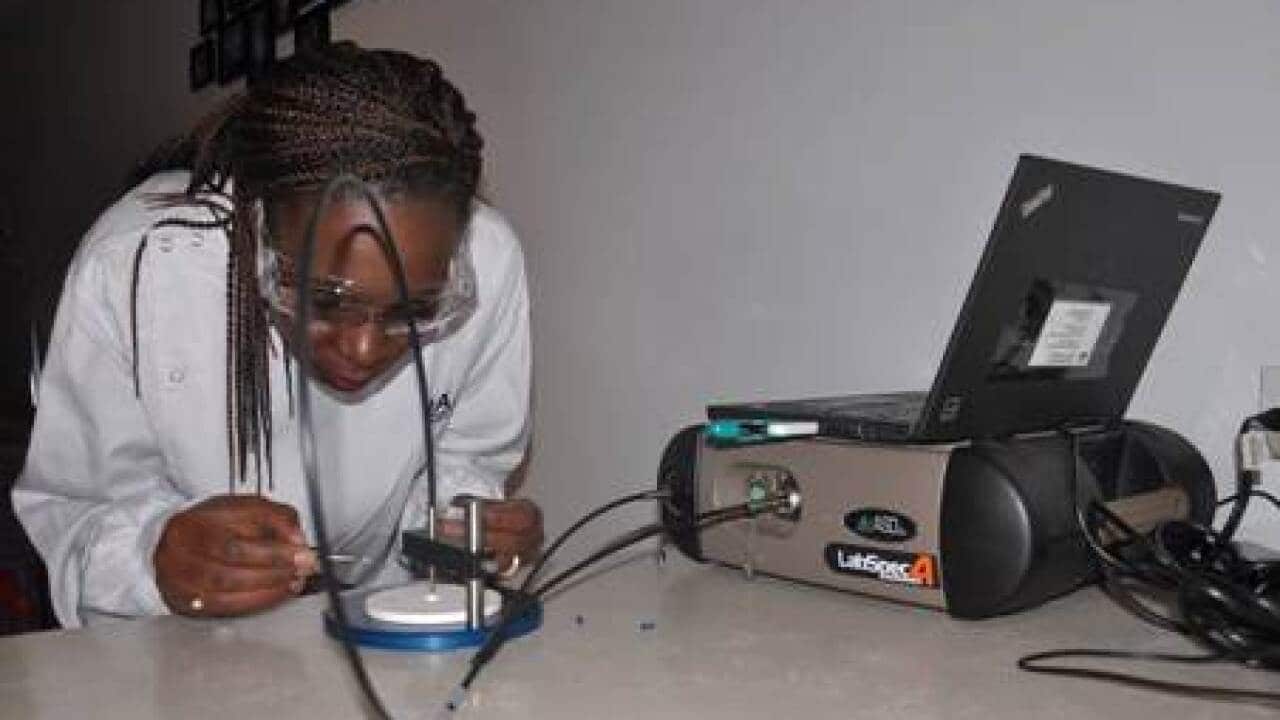 Dkt Maggy Sikulu-Lord ndaniya maabara chuoni