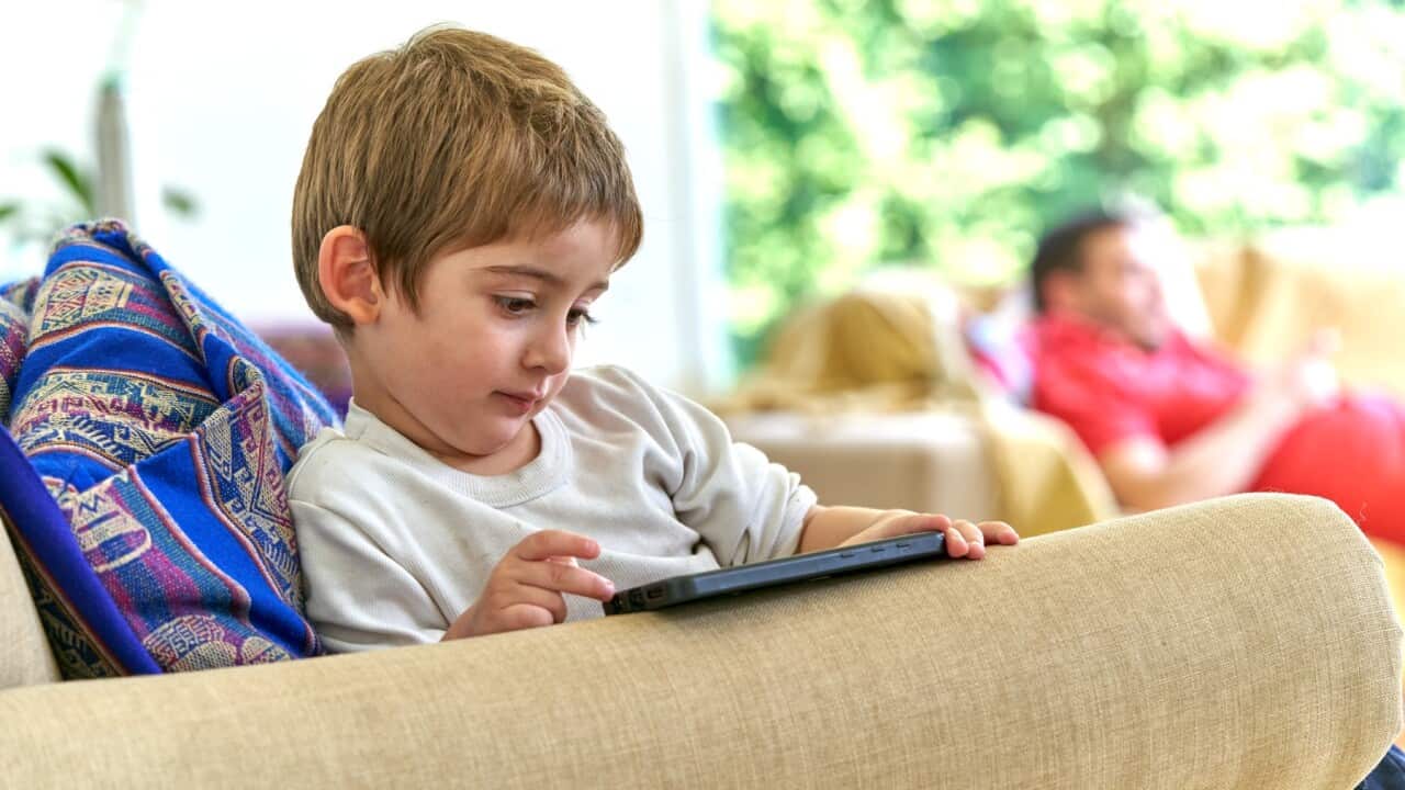 یک کودگ در حال استفاده از یک ابزار دیجیتال