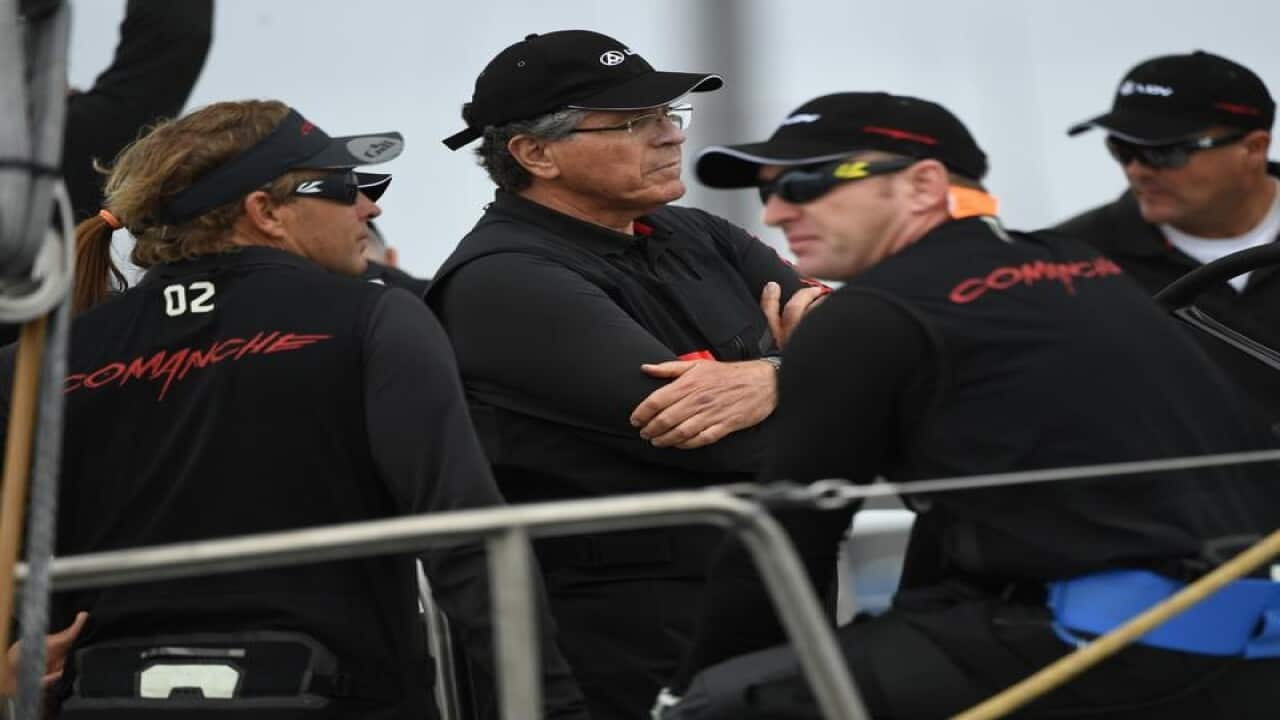 El Capitán y dueño del LDV Comanche, Jim Cooney en el centro de la imagen.