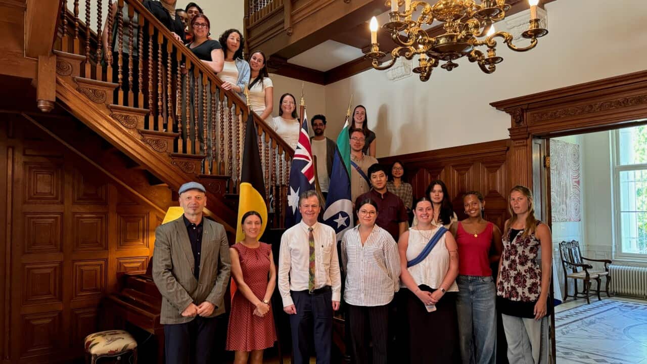 Profesor Hariz Halilović i njegovi studenti.jpg