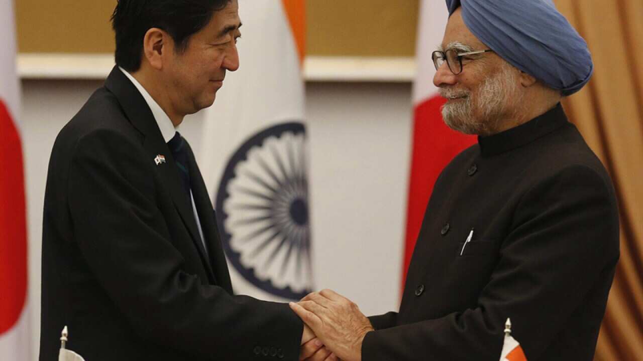 Japan's Shinzo Abe (L) and India's Manmohan Singh