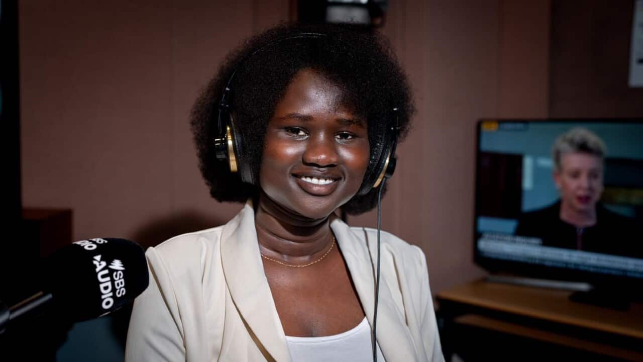 Kotnyin Thon, mtangazaji wa Idhaa yaki Dinka ndani ya studio ya SBS Audio.jpg