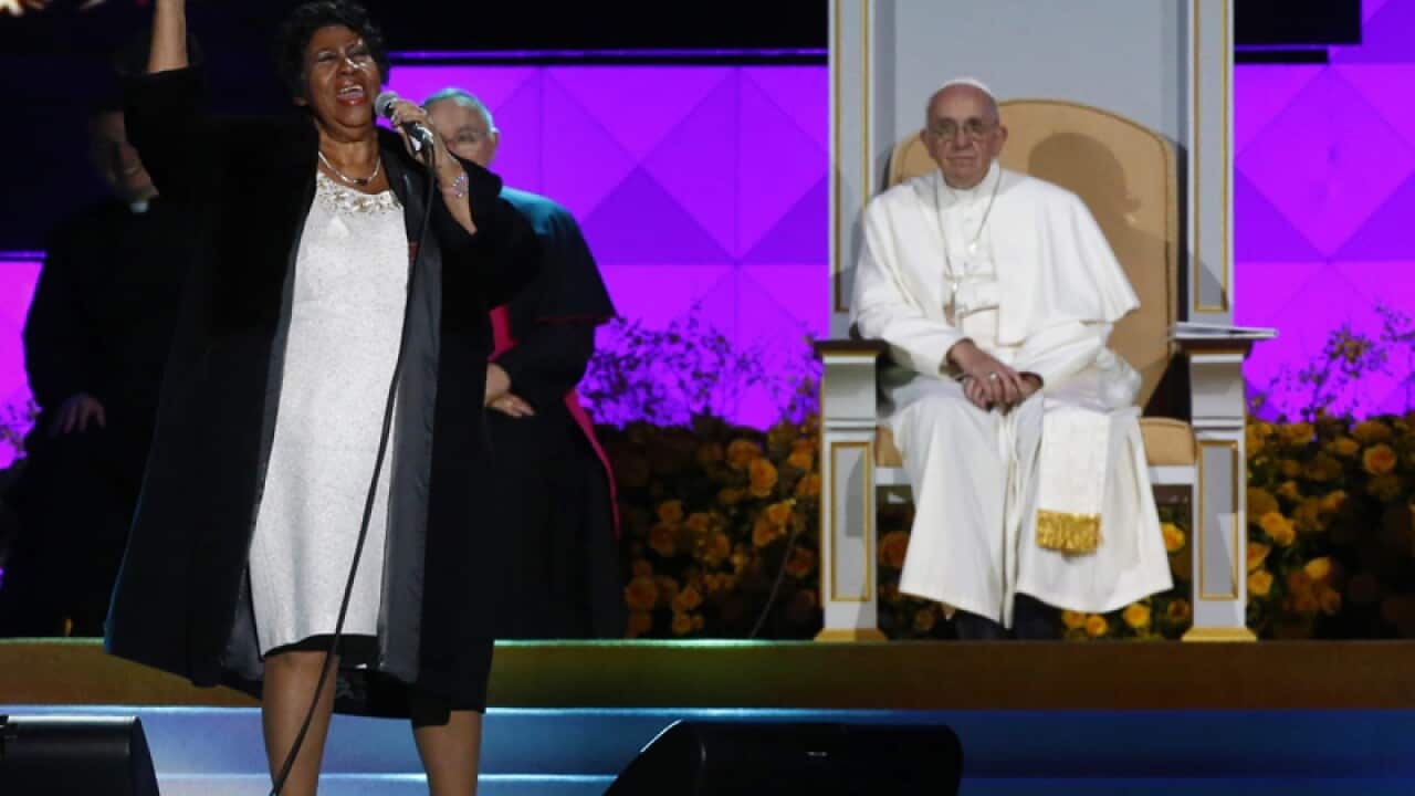 Pope Francis (R) listens as US singer Aretha Franklin (front) performs