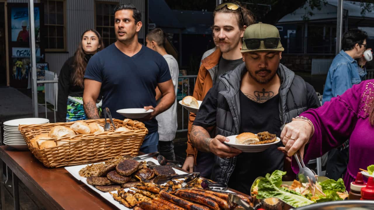 Watu wachangia chakula.png