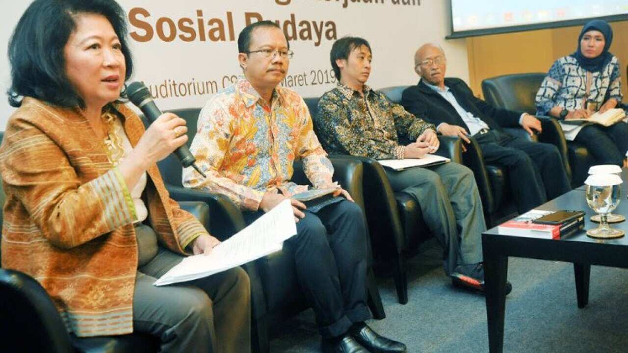 Former trade minister Mari Elka Pangestu (left) moderates a discussion in Jakarta, 05 Dec 2019.