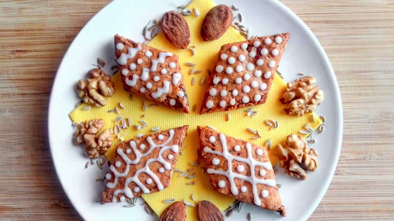 Pabassini image 2 Plate of pabassini made with walnuts almonds and fennel seeds from the Escursi Pabassini Workshop