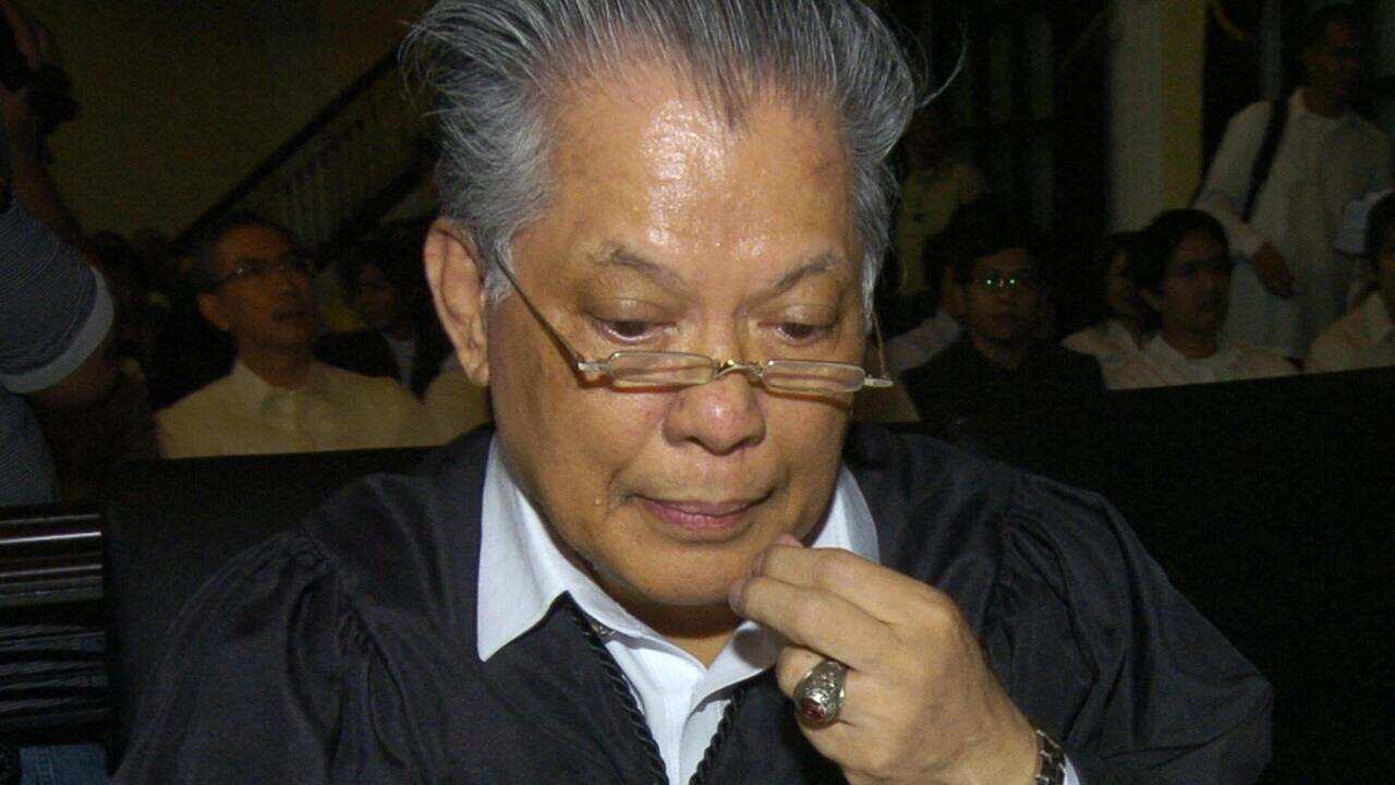 Opposition lawyer Rene Saguisag checks d