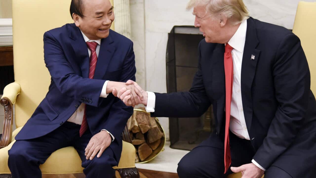 Donald Trump (R) with Vietnamese Prime Minister Nguyen Xuan Phuc