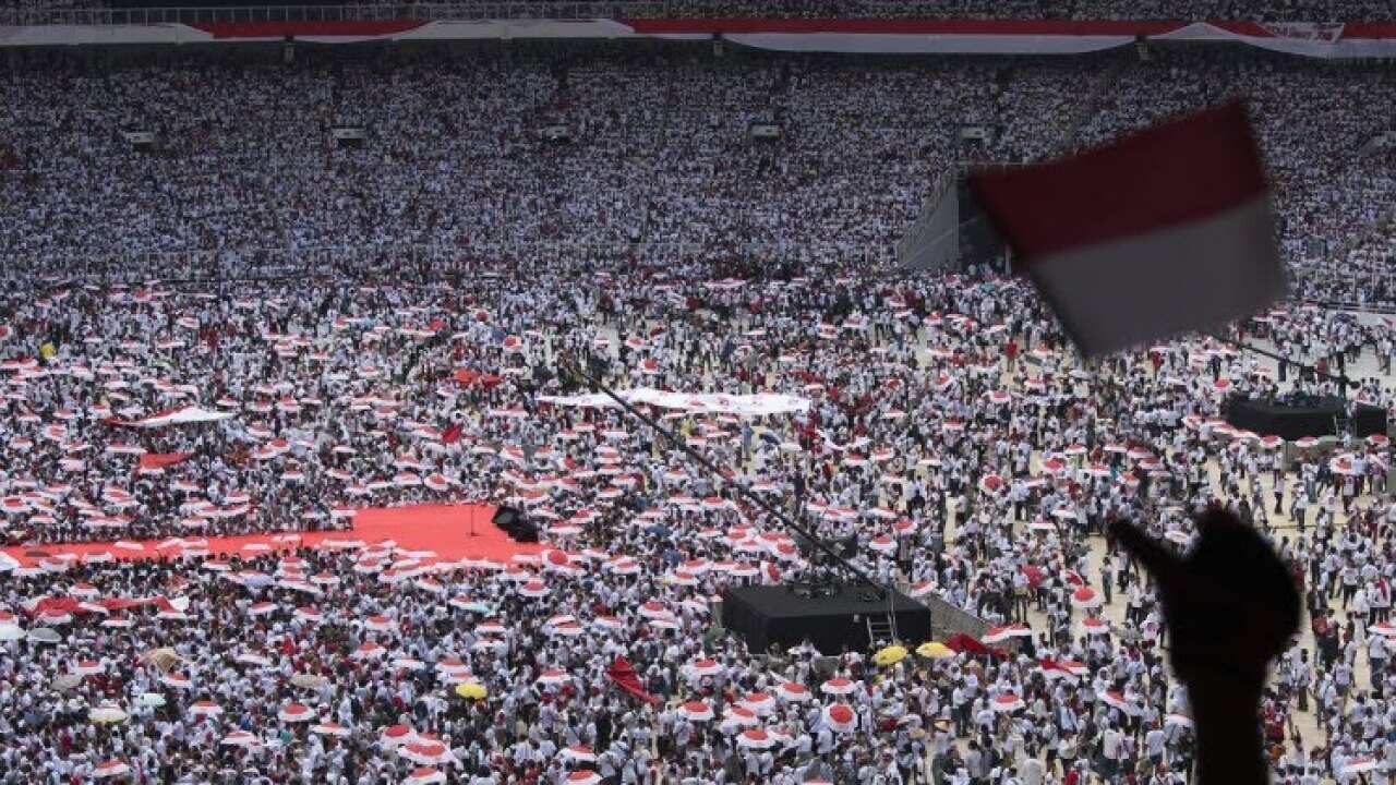 Thousands of supporters of President Joko Widodo, including many volunteers, gather at Jakarta's Gelora Bung Karno Stadium on Saturday to attend the final rally in the incumbent's re-election campaign.