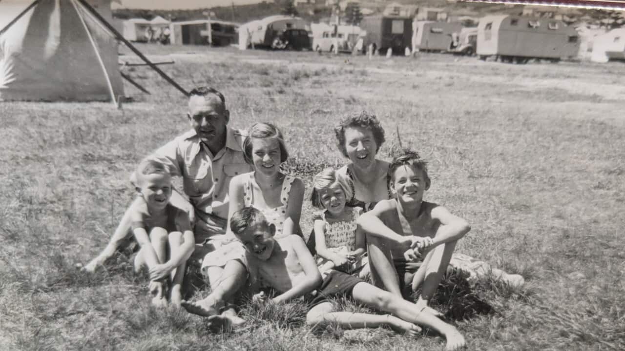 Marianne (rechts van haar vader) poseert met haar familie op het tentenkamp